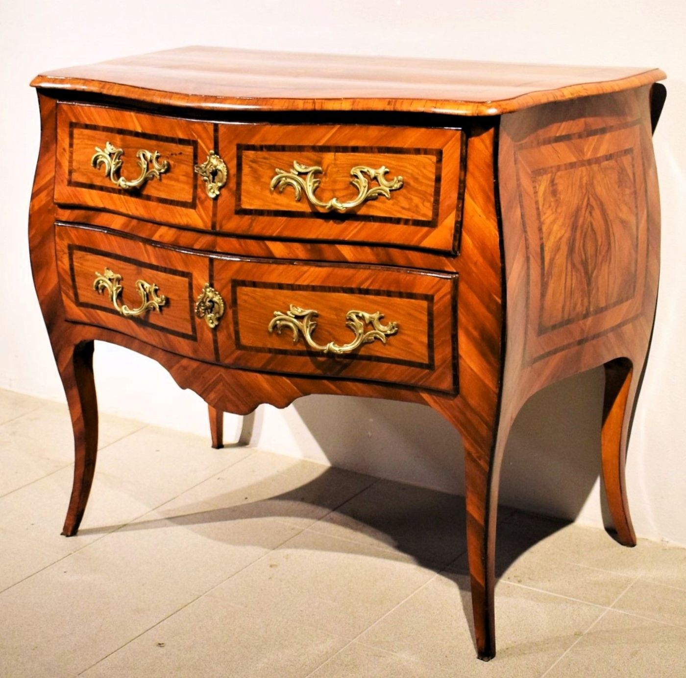 Commode Louis XV bombée et galbée sur le devant et les côtés.